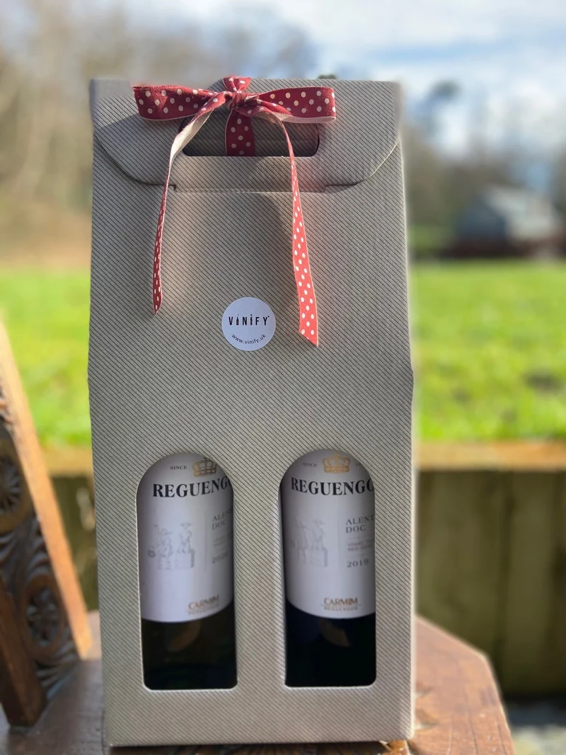 SPECIAL BOX of Reguengos white and red wine.